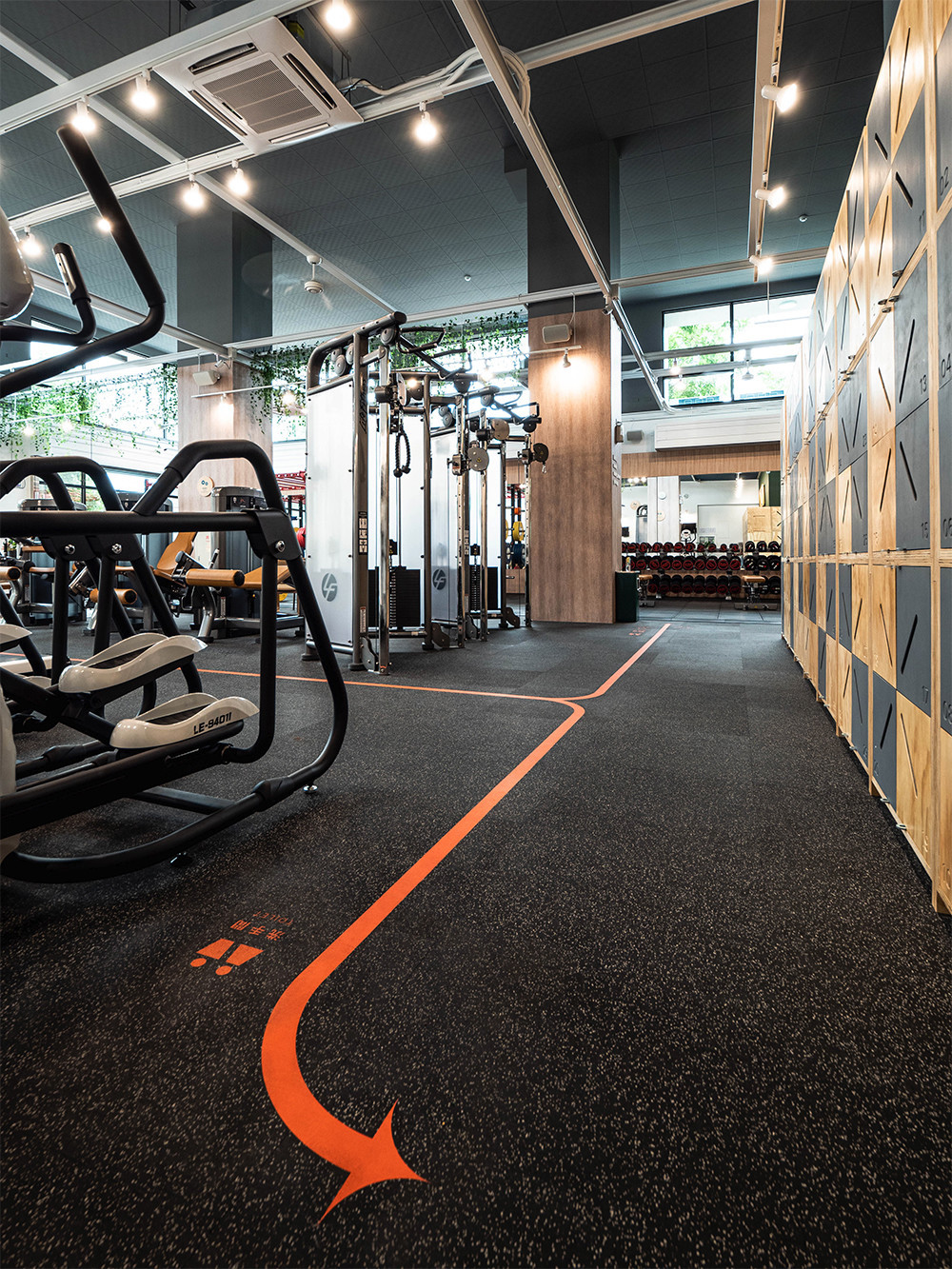 嘉義健身房室內空間設計－地板動線標示2｜塔索肌力與體能訓練中心