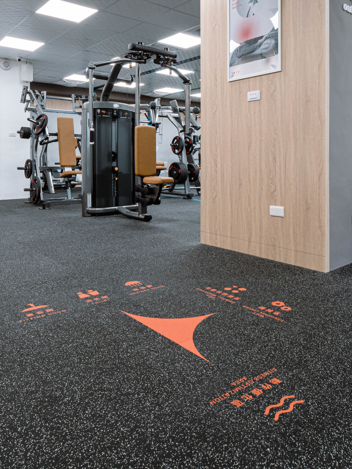 嘉義健身房室內空間設計－地板動線標示｜塔索肌力與體能訓練中心
