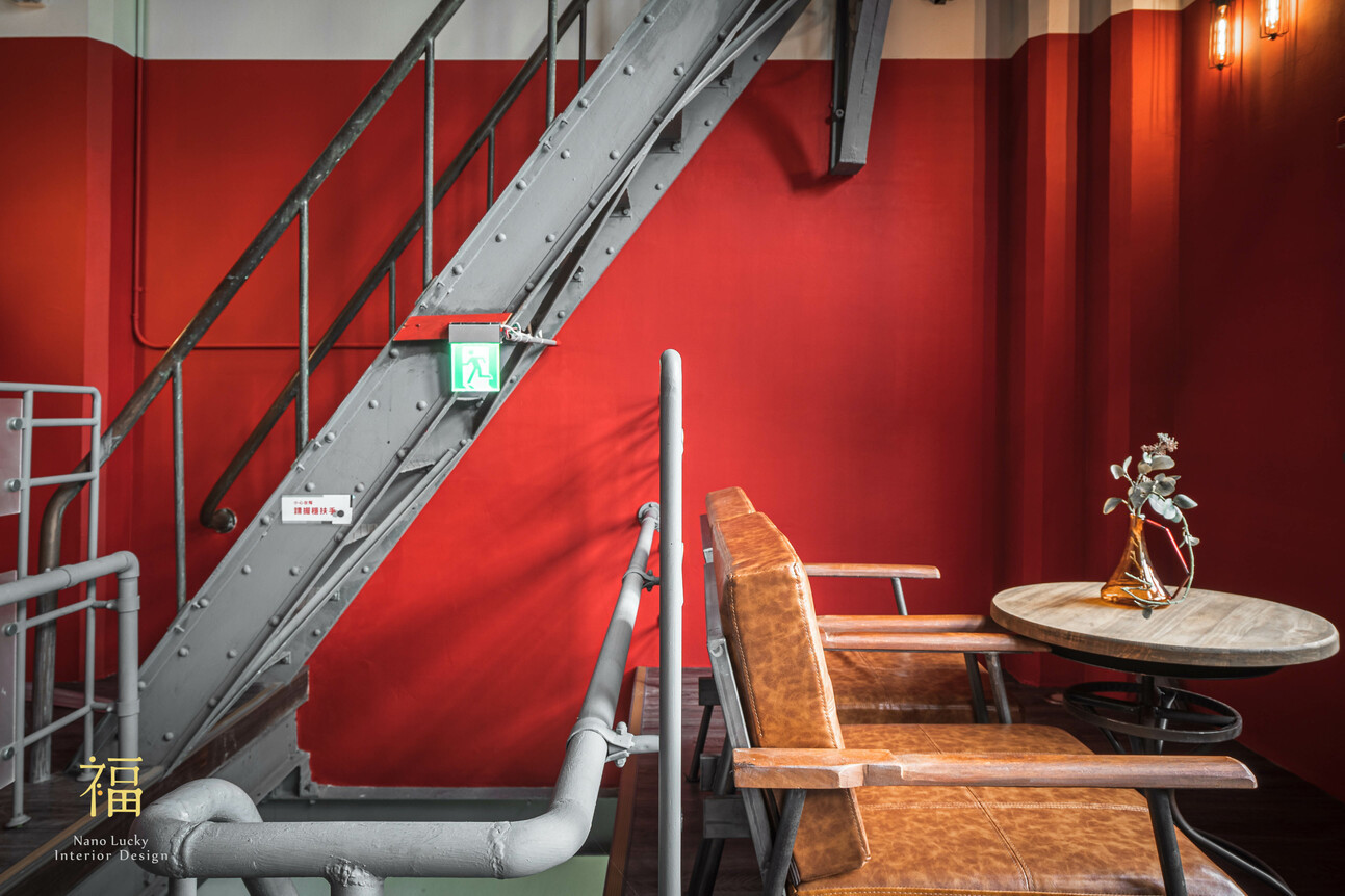 國王蝴蝶秘密基地roicafe咖啡廳-工業金屬風格梯間與窗邊座位區｜小福砌商業咖啡廳空間設計
